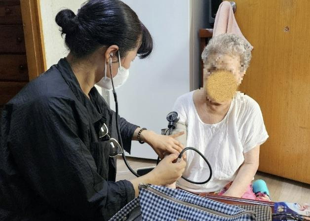 서대문구 방문간호사가 어르신 건강관리를 위해 혈압을 측정하고 있다.