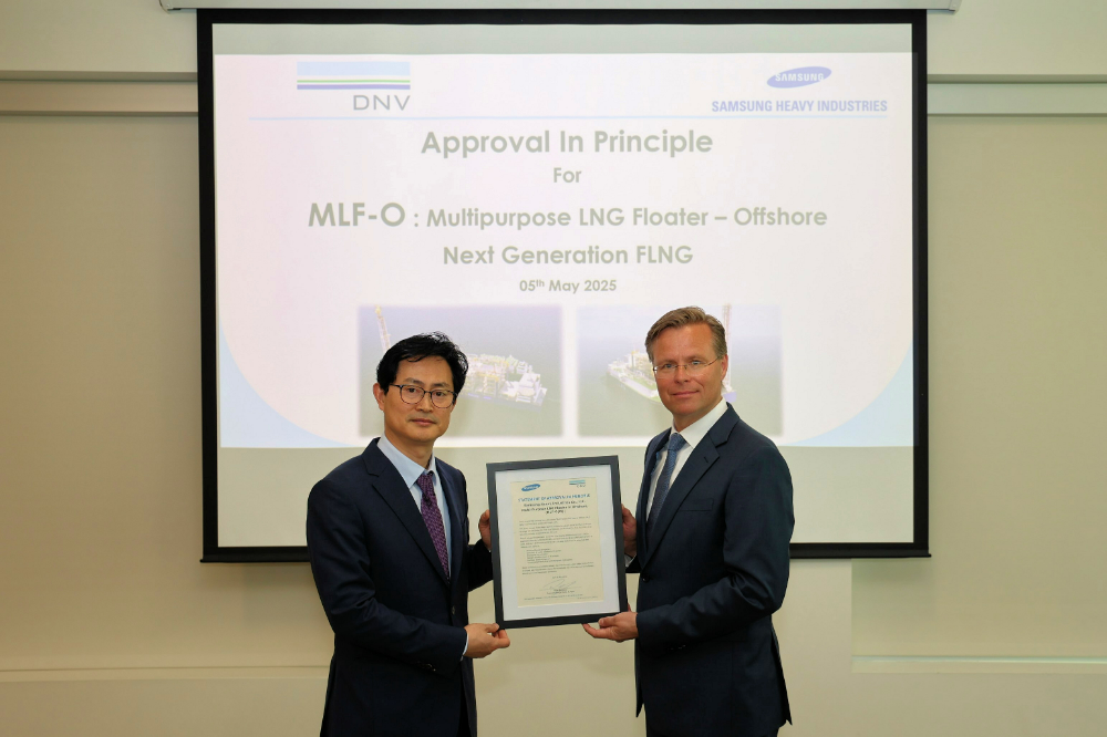 삼성중공업 장해기 기술개발본부장(부사장)과 DNV의 토르게이르 스테리(Torgeir Sterri) 수석 부사장이 기념 촬영을 하고 있다.(사진=삼성중공업)