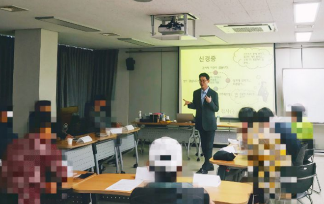 여천전남병원 정신건강의학과 권태완 부장 특별강의 모습.(제공=순천준법지원센터)