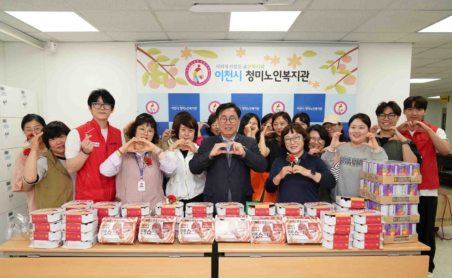 BBQ, 홀몸 어르신들께 치킨과 카네이션 전달