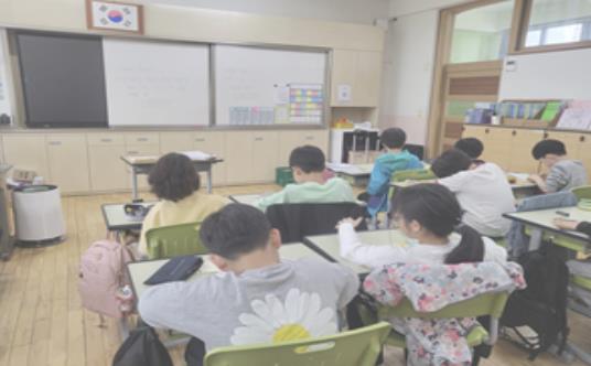 손 편지를 쓰고 있는 아이들