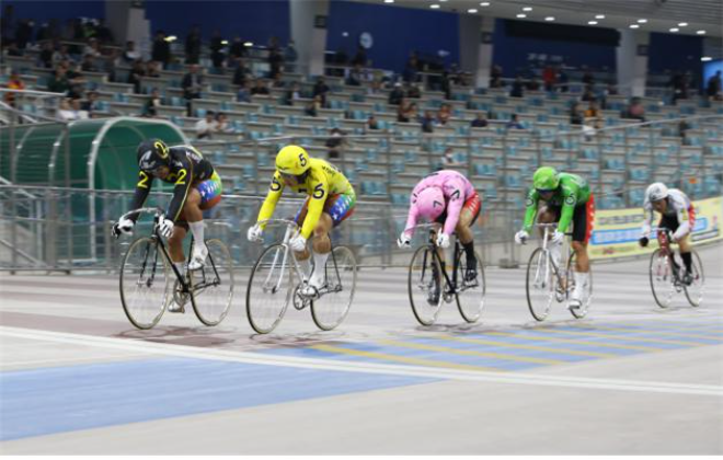 광명스피돔에서 열린 특선급 경주에서 임채빈(5번)과 정종진(2번)이 결승선 앞에서 경합을 벌이고 있다. (사진=국민체육진흥공단)