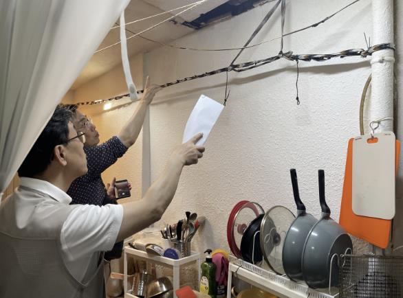 지난 4월 찾아가는 소규모 노후 건축물 안전점검에서 전문가가 현장점검을 실시하고 있다