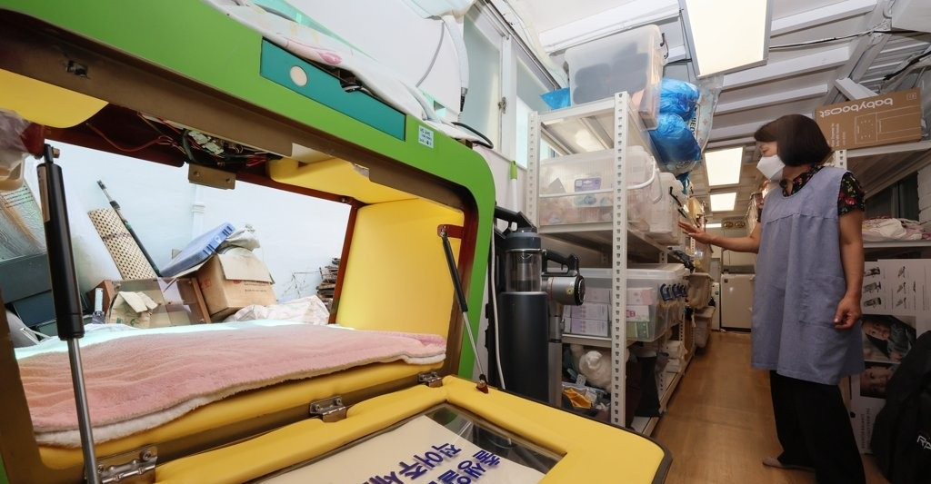 서울 관악구 주사랑공동체교회에 설치된 베이비박스 내부 공간의 모습(사진=연합뉴스)