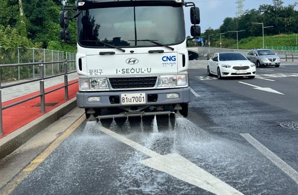 광진구, 제설차를 살수차로 전환, 폭염 대비 도로 물청소 강화!