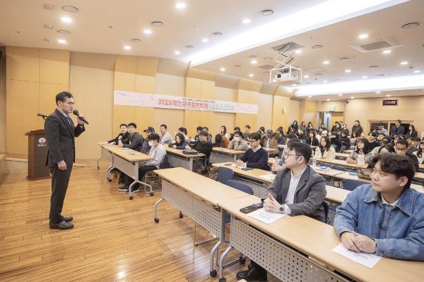 지난달 진행한 ‘2025 양천구 취업박람회 직무토크콘서트’에서 청년들과 대화하는 이기재 구청장