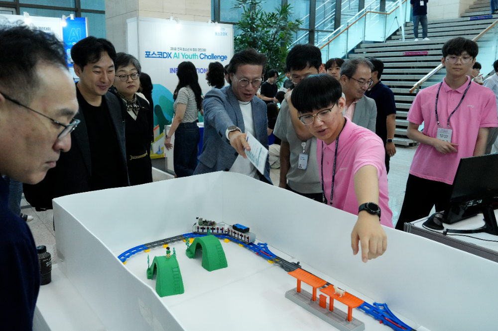 '2024 전국 청소년 AI 창의 경진대회'에 참여했던 학생들이 관람객과 심사위원들에게 출품한 시스템을 설명하고 있다.(사진=포스코DX)