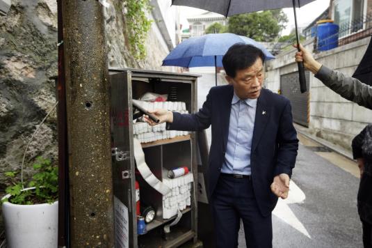 정릉동 주택가 현장 안전 점검에 나선 이승로 성북구청장이 골목소화기함과 소방 관련 안전용품을 점검하고 있다.