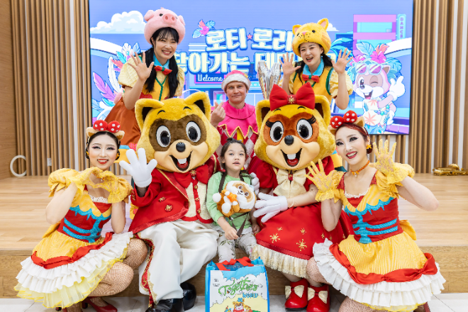 롯데월드, 가정의 달 맞아 하남 보바스병원서 '찾아가는 테마파크' 진행