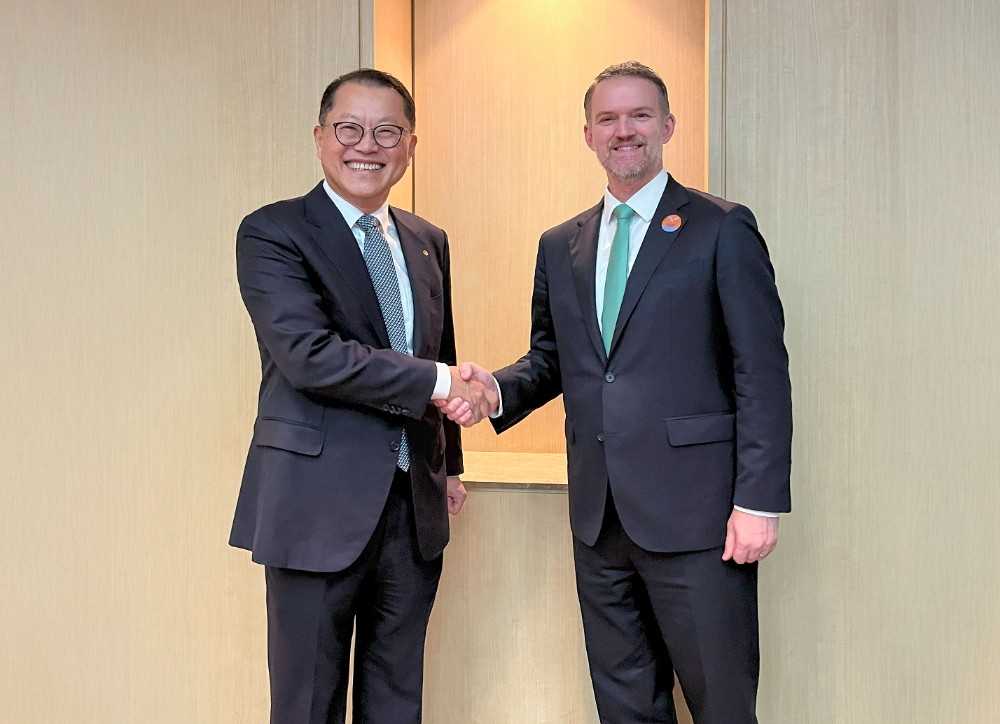 한화오션 김희철 대표(왼쪽)가 16일 오후 미국무역대표부 (USTR) 제이미슨 그리어 대표와 만나 조선산업 협력방안에 대해 논의했다.(사진=한화오션)