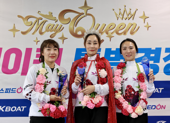 메이퀸 특별경정에서 입상선수들이 기념사진을 찍고 있다. (왼쪽부터 2위 박설희, 1위 이주영, 3위 안지민).(사진=국민체육진흥공단)