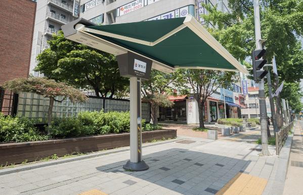 양천구, 기온과 풍속 감지해 자동으로 개폐되는 스마트그늘막 모습