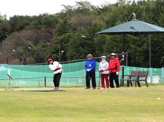 탄천파크골프장에서 경기에 참여한 구민들