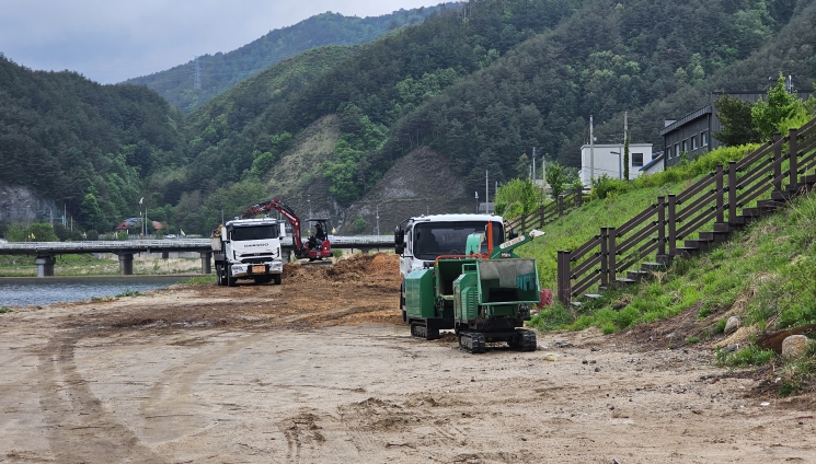 사과 전지 부산물 파쇄사업 작업