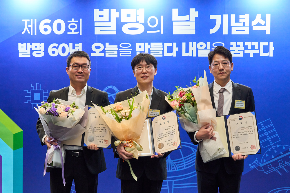 제60회 발명의 날 기념식에서 HL만도 전인욱 책임연구원(왼쪽), HL만도 박제상 책임연구원(가운데), HL클레무브 김순태 책임연구원(오른쪽)이 기념 촬영을 하고 있다.(사진=HL만도)