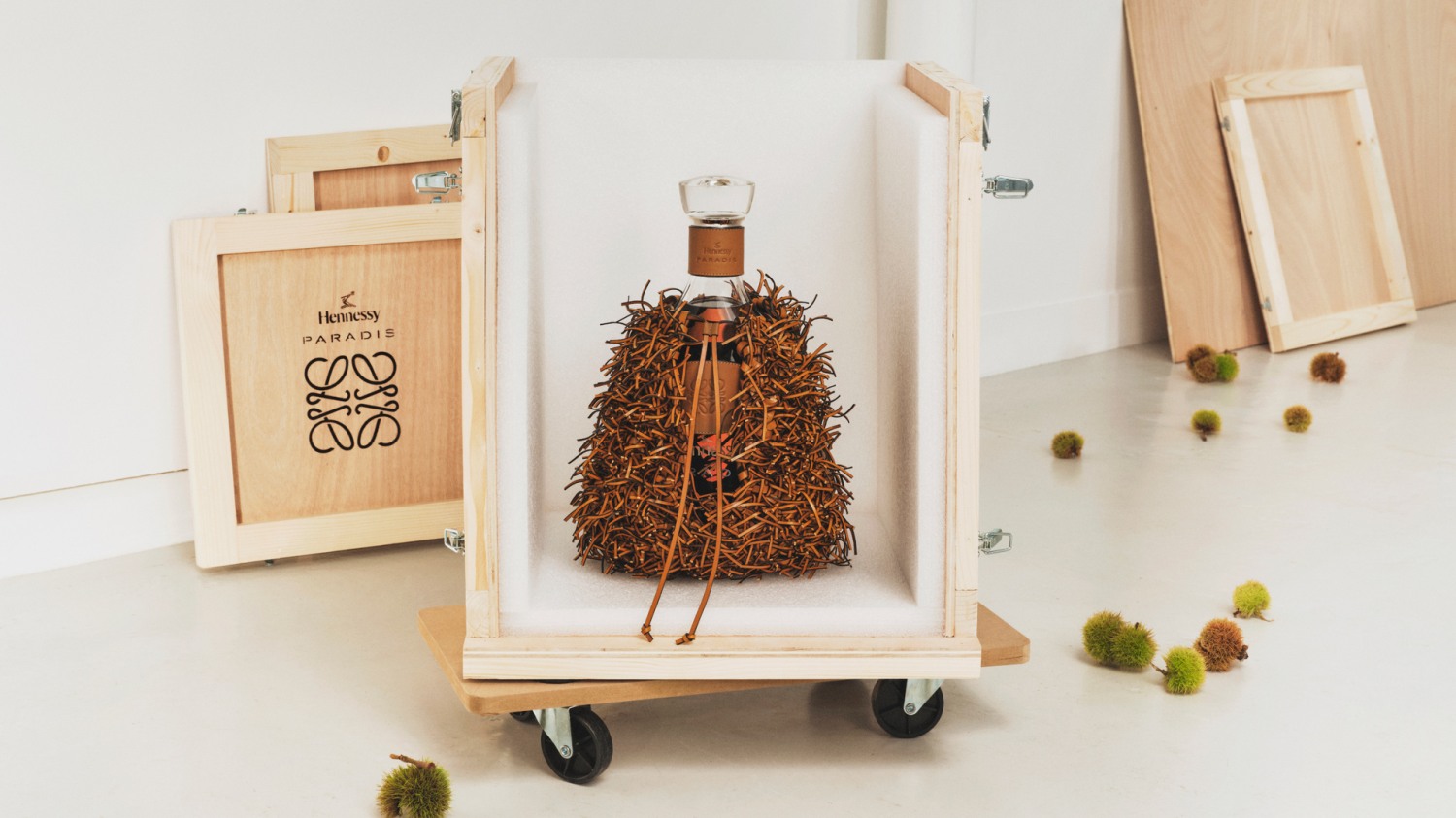 신라면세점, ‘헤네시 파라디-로에베’ 컬래버 제품 선보여