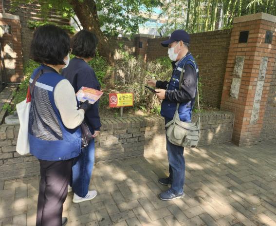 금연구역 내 흡연자 과태료 부과하는 모습