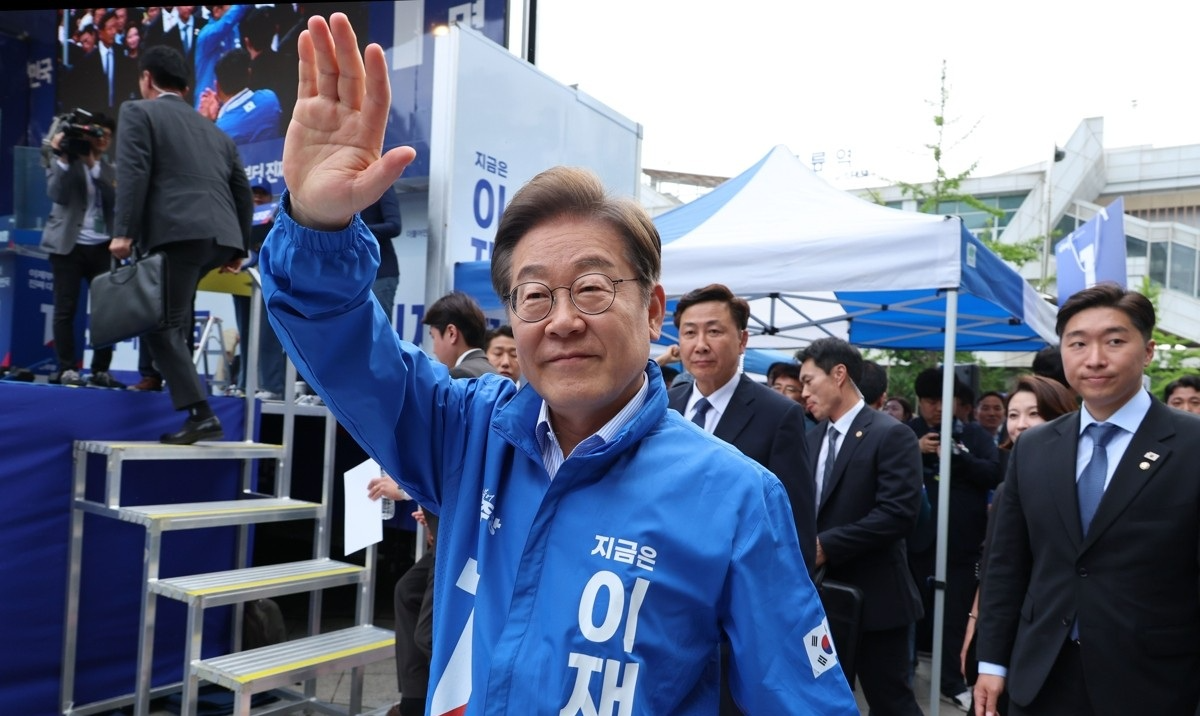 파주 시민들에게 인사하는 이재명 후보(사진=연합뉴스)