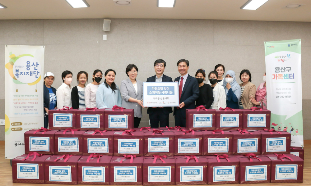 (왼쪽 여섯번째부터) 한선규 용산구 가족센터장, 도기탁 HDC현대산업개발 재경부문장, 김경원 용산복지재단 사무국장.(사진=HDC현대산업개발)