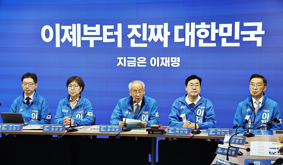 발언하는 윤여준 총괄선대위원장(사진=연합뉴스)