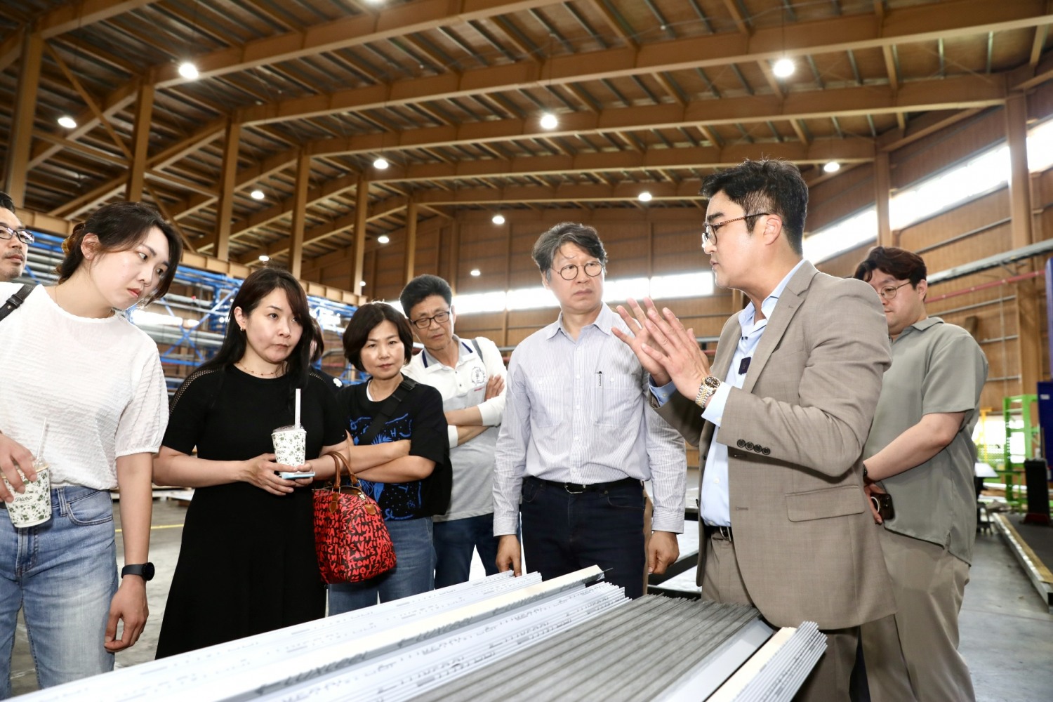 박영준 동국씨엠 럭스틸솔루션팀장(오른쪽)이 건축사에게 럭스틸 가공제품에 대해 설명하는 모습.(사진=동국씨엠)