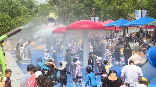 지난해 개장한 정관 윗골공원 야외 물놀이장에서 어린이와 주민들이 물놀이를 즐기고 있다.(제공=부산 기장군)