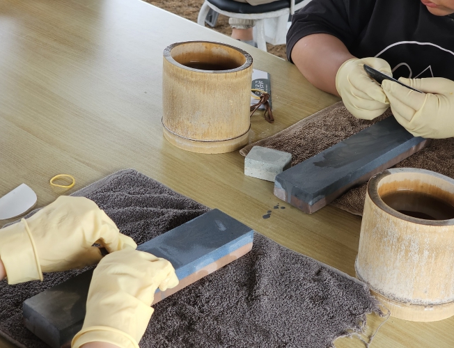 반달돌칼 만들기 체험 모습