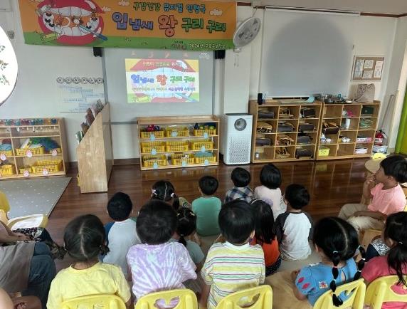 어린이들이 구강건강 인형극을 관람하고 있다.