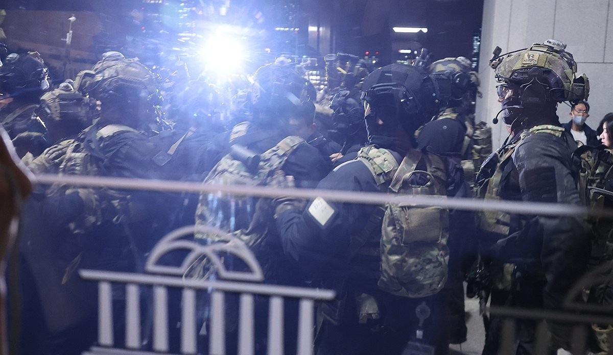 국회 본관 진입 시도하는 계엄군(사진=연합뉴스)