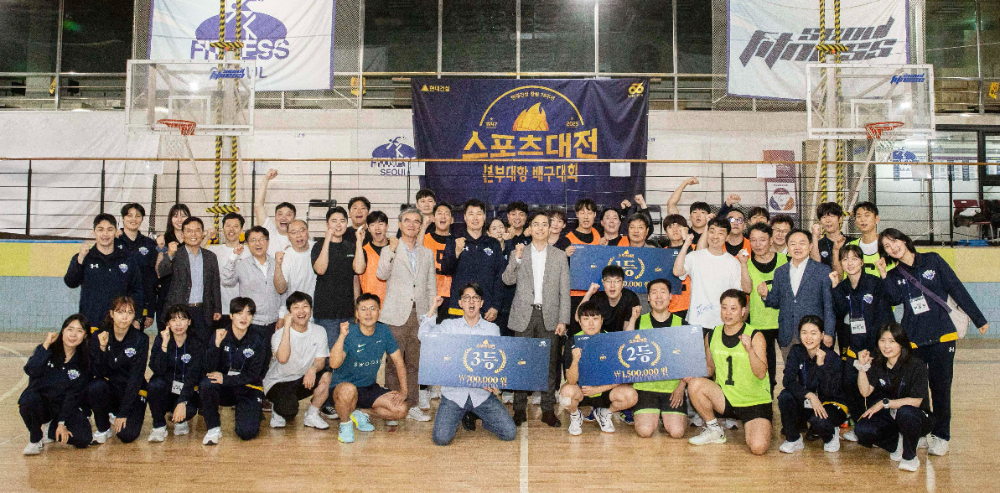 본부대항 배구대전에서 1‧2‧3위를 차지한 팀이 시상식을 마친 후 현대건설 이한우 대표(가운데)를 비롯한 경영진, 현대건설 배구단과 함께 기념사진을 찍고 있다.(사진=현대건설)