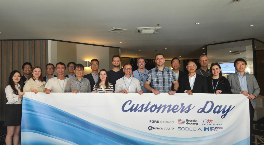 현대제철 및 글로벌 고객사 임직원들이 Customers Day 행사에서 단체로 기념촬영을 하고 있다.(사진=현대제철)