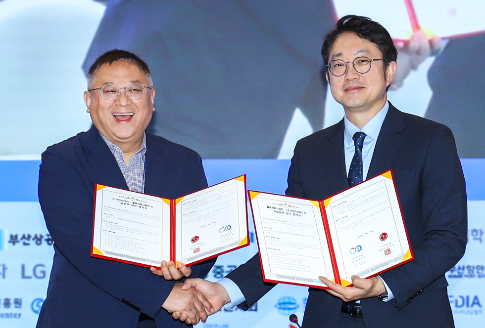 서울대학교 블루카본사업단 김종성 단장(왼쪽)과 LG전자 김영석 HS기능성소재사업실장(오른쪽)이 기념 사진을 촬영 중인 모습. 사진=LG전자