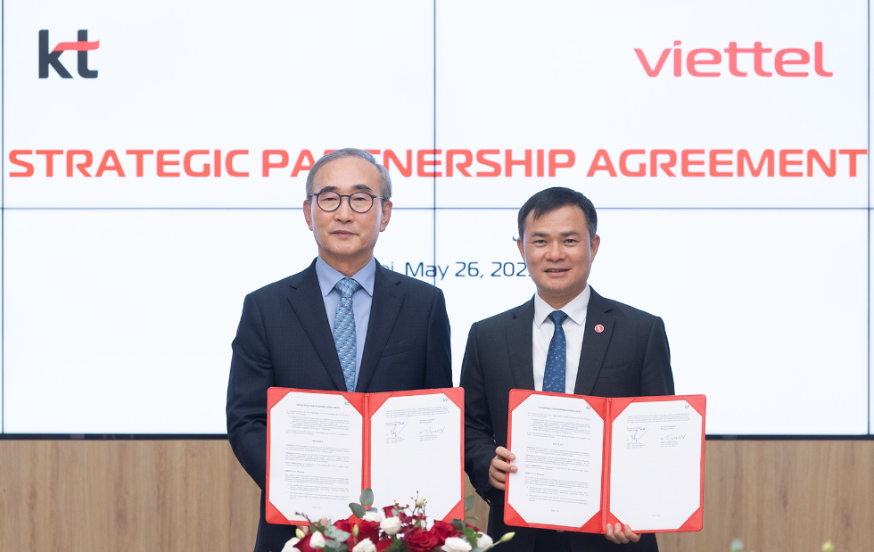 KT 김영섭 대표(왼쪽)와 비엣텔 그룹 따오 득 탕 회장 겸 CEO(오른쪽)가 26일 베트남 하노이 비엣텔 그룹 본사에서 AX 협력을 위한 전략적 파트너십을 체결하고 기념 사진을 촬영했다. 사진=KT