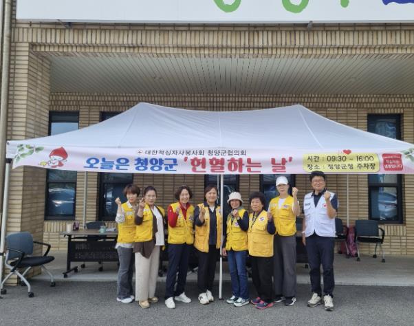 5월 헌혈행사에 참여한 대한적십자봉사회 회원들이 기념촬영 하는 모습