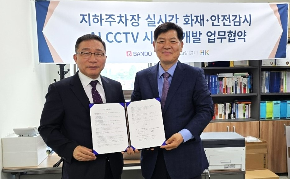 반도건설 시공부문 이정렬 대표(좌)와 한광정보통신 오자영 대표.(사진=반도건설)