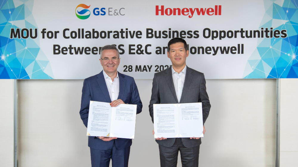 허윤홍 GS건설 대표(사진 오른쪽)와 Lucian Boldea(루시안 볼데아) 하니웰 IA CEO (사진 왼쪽)가 참석해 업무 협약을 체결하고 기념사진을 촬영하고 있다.(사진=GS건설)