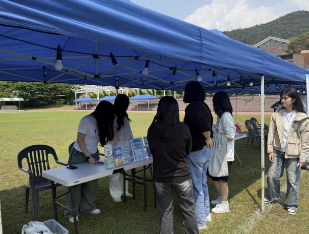 충남도립대학교 벽천해오름제에서 홍보부스를 열고 청년정책을 홍보하는 모습