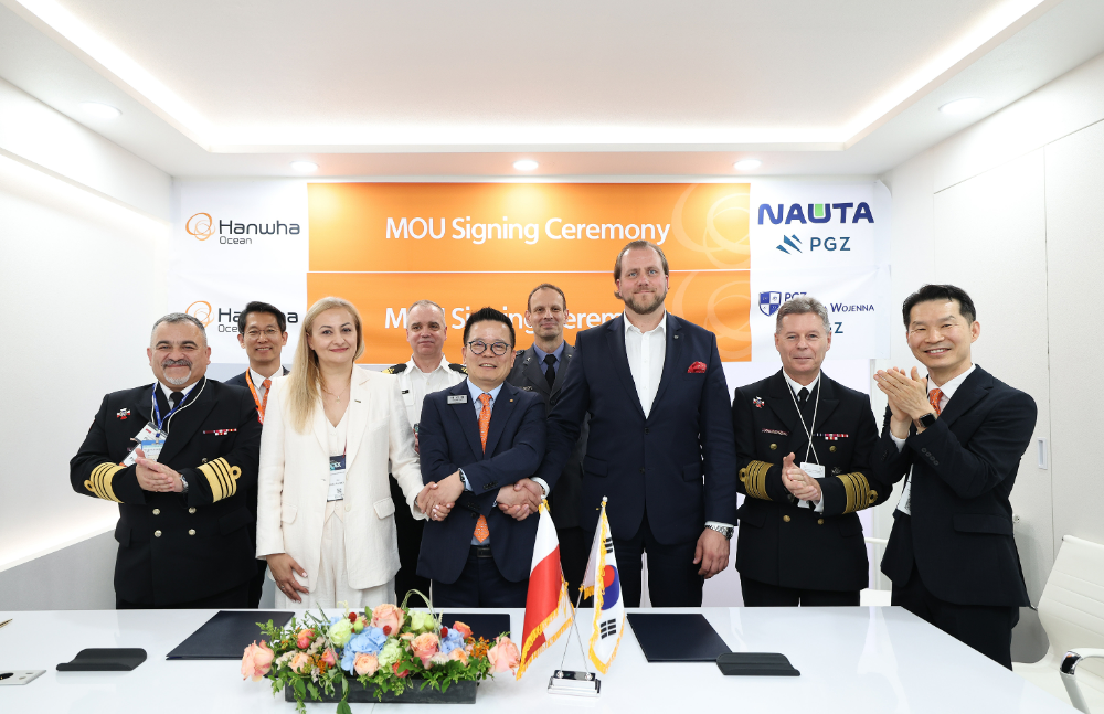 28일 마덱스 전시회 부스에서 한화오션 특수선사업부장 어성철 사장(왼쪽에서 세번째)과 PGZ SW 마르친 링벨스키 사장(왼쪽에서 네번째), 나우타 조선소 모니카 코자키에비치 사장(왼쪽에서 두번째) 등 3사 관계자들이 참석한 가운데 함정 건조 협력을 위한 양해각서를 체결했다.(사진=한화오션)