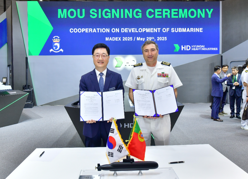 HD현대중공업이 부산 벡스코에서 열린 'MADEX 2025'에서 포르투갈 해군과 MOU를 체결하고 기념 촬영을 하고 있다. (왼쪽- 주원호 HD현대중공업 특수선사업대표, 오른쪽- 페르난도 피레스(FERNANDO JORGE PIRES) 포르투갈 해군 물자본부장).(사진=HD현대중공업)