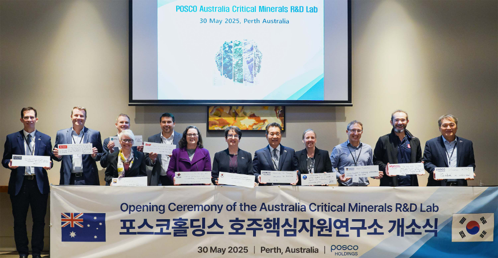 (왼쪽부터) 윌 밀스티드(Will Millsteed) 리오틴토 CFO, 존 스태닝(John Stanning) PLS 개발총괄, 조 엘핑 황(Jo Elfving Hwang) 커틴大 교수, 벤 엘리스(Ben Ellis) BHP 지속가능성 담당임원, 미리암 스탠보로우(Miriam Stanborough) MRIWA 이사회 의장, 페이 두다(Fay Duda) 주호주 명예영사, 장인화 포스코그룹 회장, 루이스 피셔(Louise Fisher) CSIRO 광물자원부문 디렉터, 마르코 피오렌티니(Marco Fiorentini) 서호주大 교수, 알렉스 니콜로스키(Aleks Nikoloski) 머독大 교수, 포스코홀딩스 김기수 미래기술연구원장..(사진=포스코홀딩스)