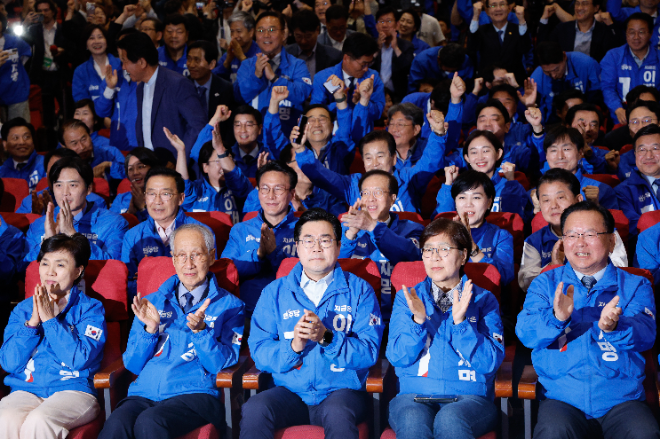 더불어민주당 박찬대, 윤여준 상임총괄선대위원장을 비롯한 선대위 관계자들이 3일 국회의원회관 개표상황실에서 제21대 대통령선거 지상파 출구조사 결과에서 이재명 후보가 51.7%로 앞서는 것으로 발표되자 환호하고 있다. (사진=연합뉴스)