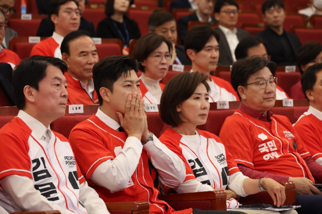 굳은 얼굴의 김용태-권성동.(사진=연합뉴스)
