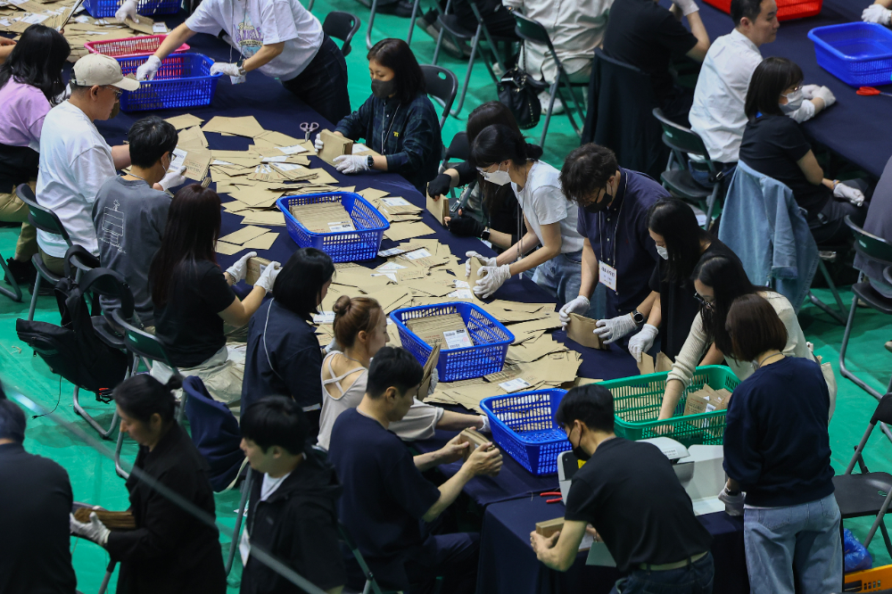 우편투표 개표작업.(사진=연합뉴스)