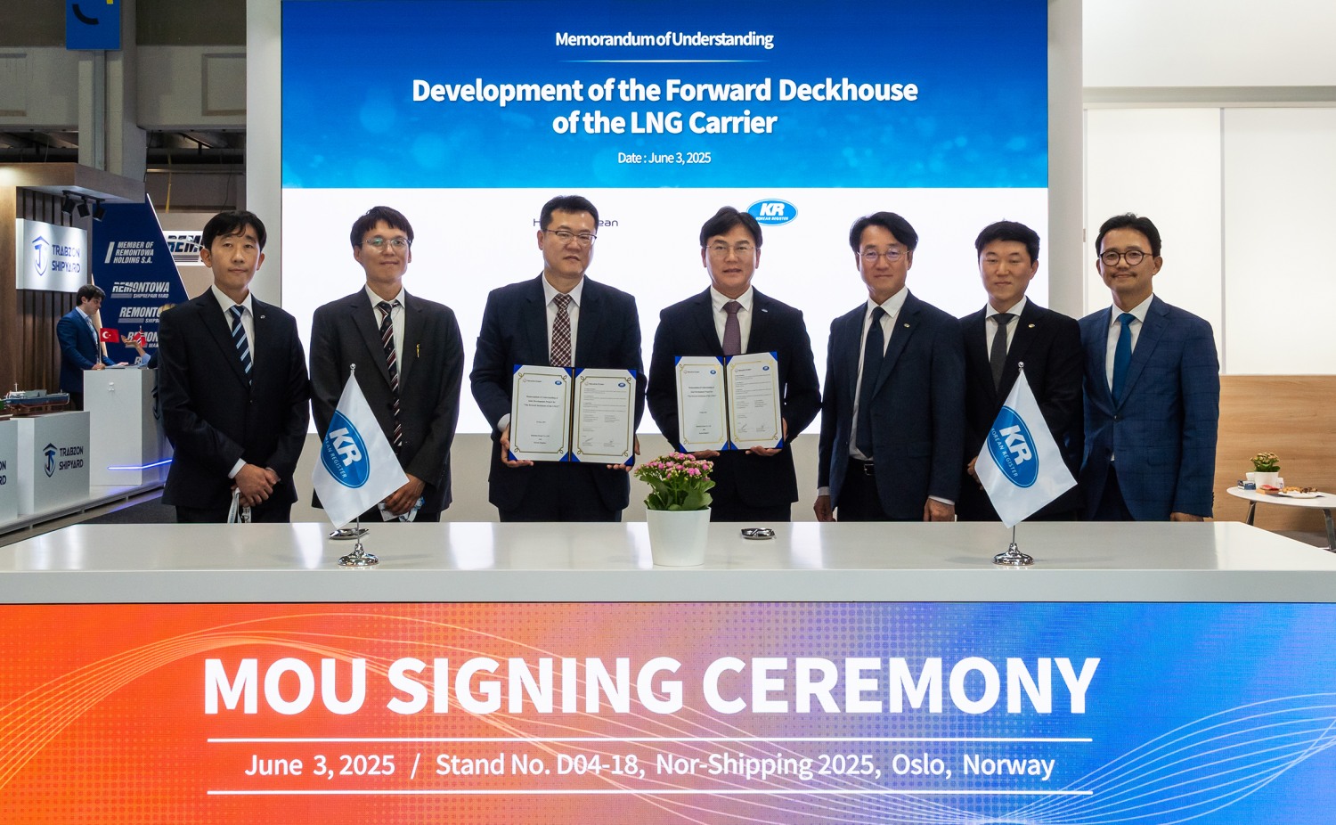 한화오션 기본설계담당 이정선 상무(왼쪽에서 세번째)와 한국선급 도면승인실장 연규진 상무(왼쪽에서 네번째) 등 양사 관계자들이 LNG운반선의 선수거주구 배치 변경 설계 관련 기술협력 MOU에 서명한 뒤 기념촬영을 하고 있다.(사진=한화오션)