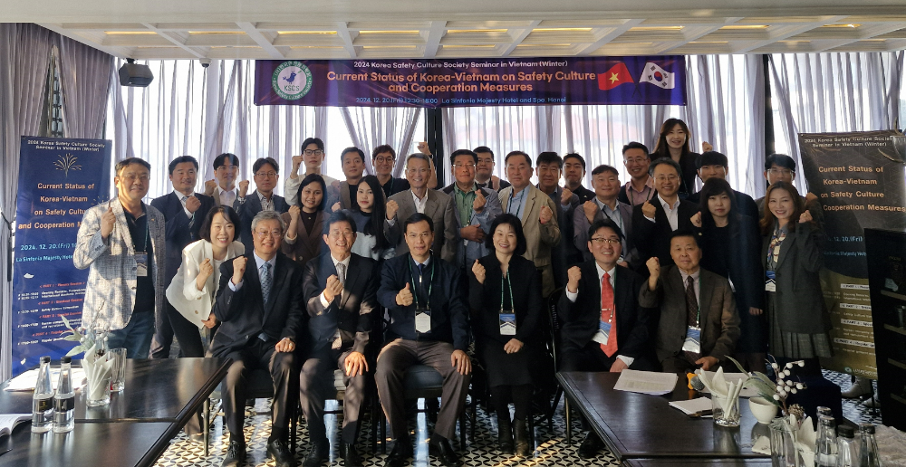 2024년 12월 20일 베트남 하노이에서 한-베 국제학술세미나 기념촬영을 하는 모습.(사진=TS)