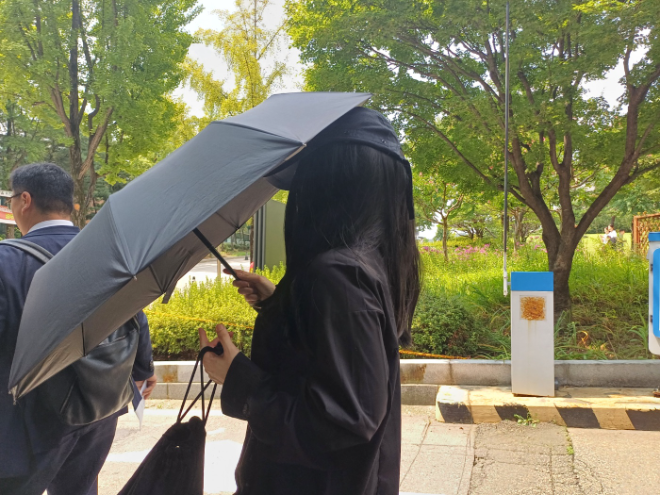 걸그룹 아이브의 소속사 스타쉽엔터테인먼트 관계자 모습. (사진=연합뉴스)