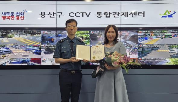 용산구CCTV통합관제센터 이지연 관제요원(오른쪽)이 실시간 관제를 통해 수배자를 검거하는 데 일조한 공로로 용산경찰서로부터 감사장을 받았다.