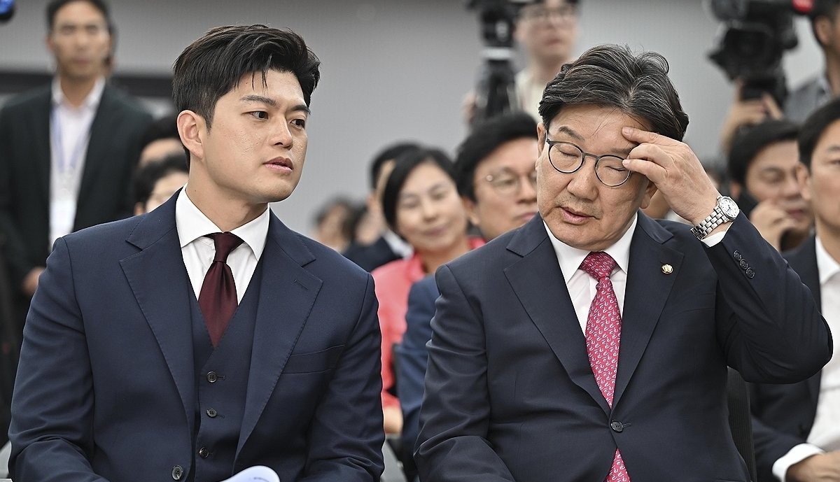 대화 나누는 김용태 비대위원장-권성동 원내대표(사진=연합뉴스)