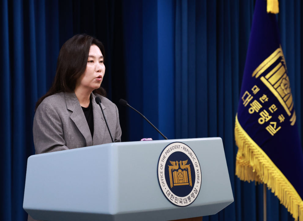 강유정 대통령실 대변인이 5일 서울 용산 대통령실 청사에서 열린 브리핑에서 이재명 대통령의 이완규·함상훈 헌법재판관 후보자 지명 철회 사실을 언론에 알리고 있다. (사진=연합뉴스)