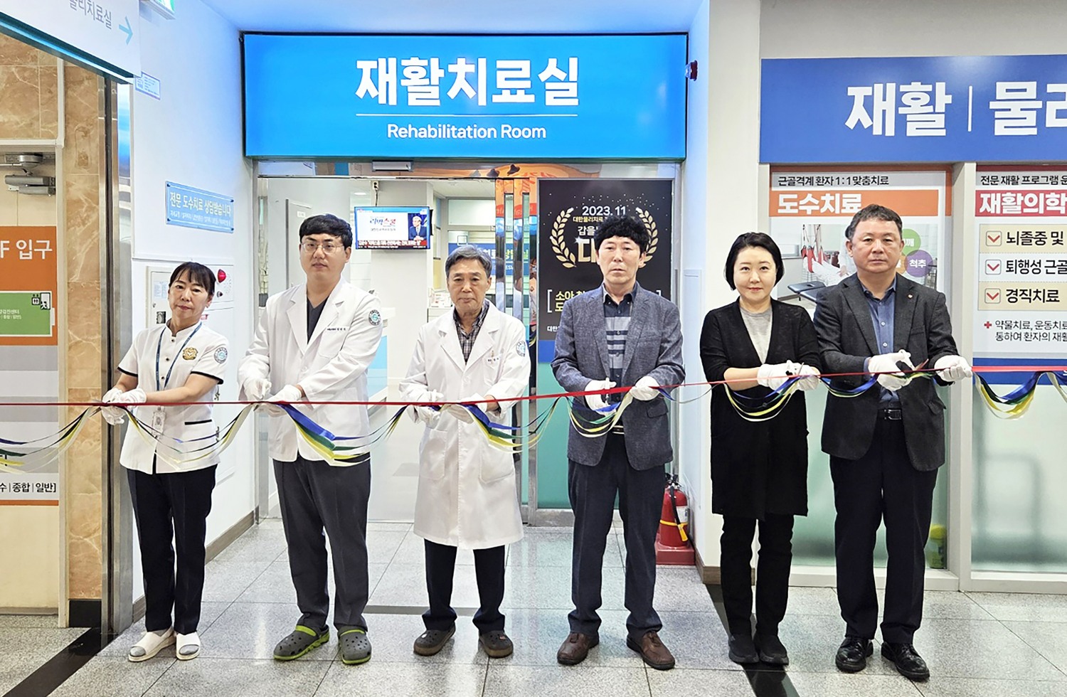 지난 2일, 갑을녹산병원 재활의학과 개설과 진료 개시로 부산 강서구 재활 중점병원으로의 도약을 선언하는 기념 행사에 참여한 주순남 간호부장(왼쪽 첫 번째), 재활의학과 김민우 과장, 장태호 병원장, 이익희 경영원장, 이주현 이사, 오인수 부원장이 테이프 커팅을 하고 있다.(사진=KBI그룹)